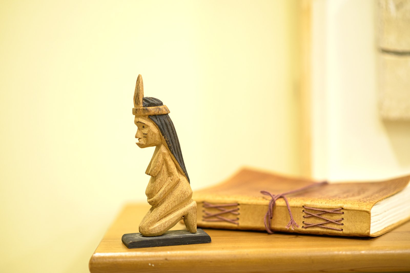 Figurita artesanal con diario