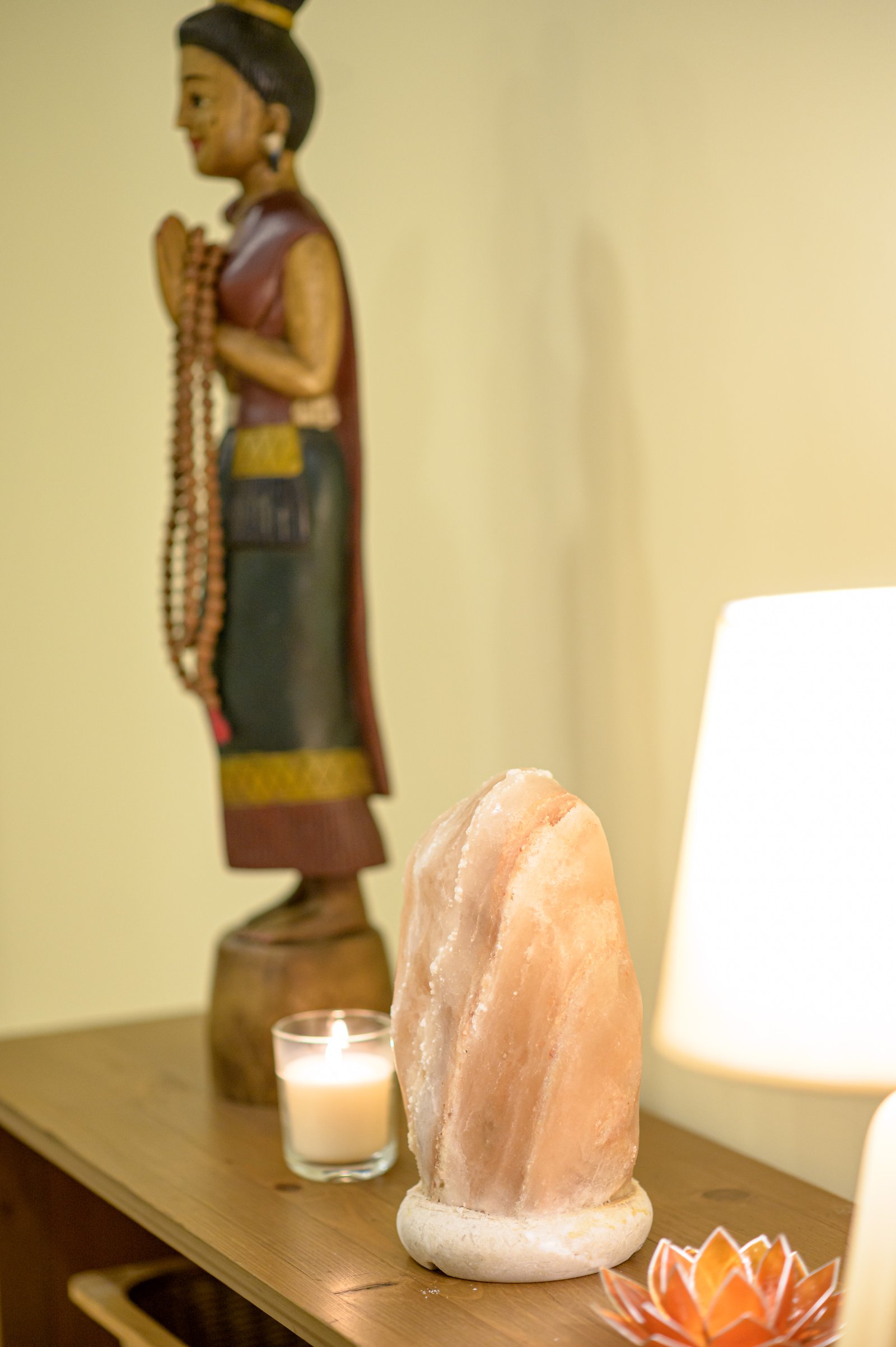 Estatua y lámpara de sal himalaya